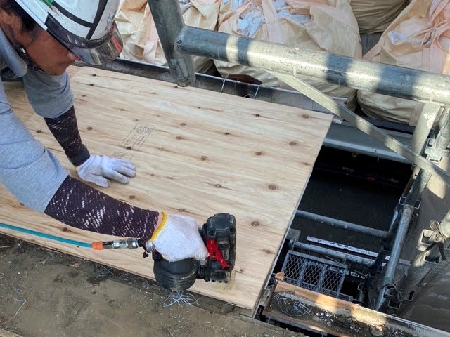 屋根葺き替え工事野地板張り